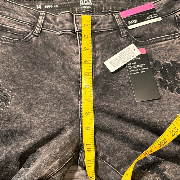 a.n.a NWT Women's Denim Jean Jeggings Sz 14 Black Embroidered Rose Design Pant - Picture 13 of 13